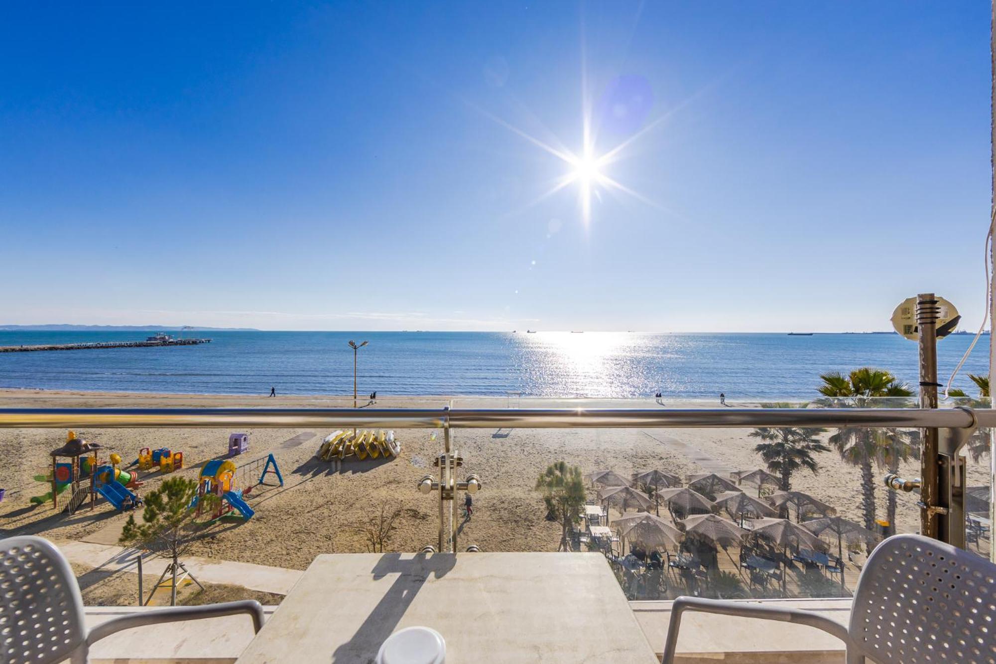 The Beachfront Apartment Durrës Zewnętrze zdjęcie